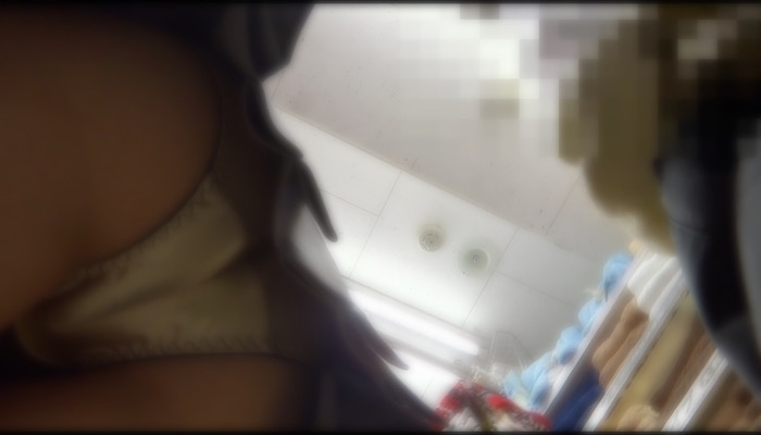 ミニスカギャルを逆さ撮り＆痴漢！最後に階段でバレて危機一髪！-002