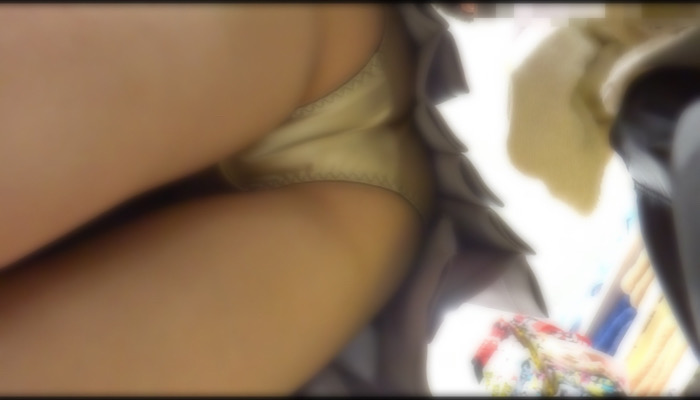 ミニスカギャルを逆さ撮り＆痴漢！最後に階段でバレて危機一髪！-003