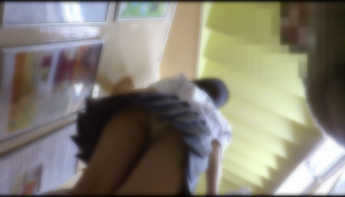 ミニスカギャルを逆さ撮り＆痴漢！最後に階段でバレて危機一髪！-010