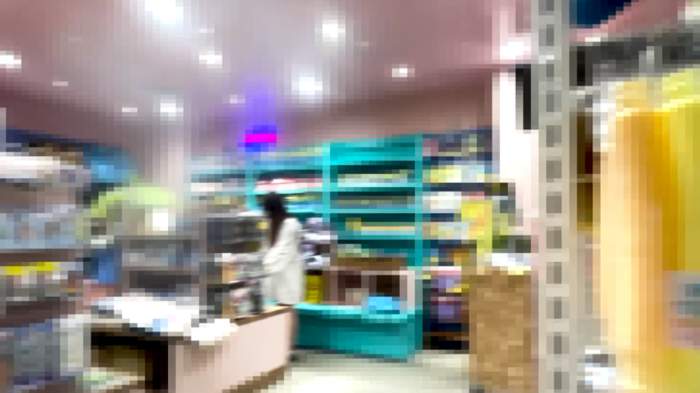 ワンピースから下着姿モロ見え！顔も下乳も美尻も丸見えJDの卑猥な身体をたっぷり堪能！客パンチラ盗撮-001