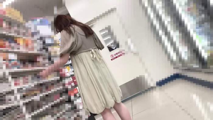 卑猥すぎるパンチラたっぷり盗撮♡おっぱい見えすぎ注意報発令中！可愛い顔して深夜のコン◯ニをノーブラで徘徊するハレンチ娘♡-001