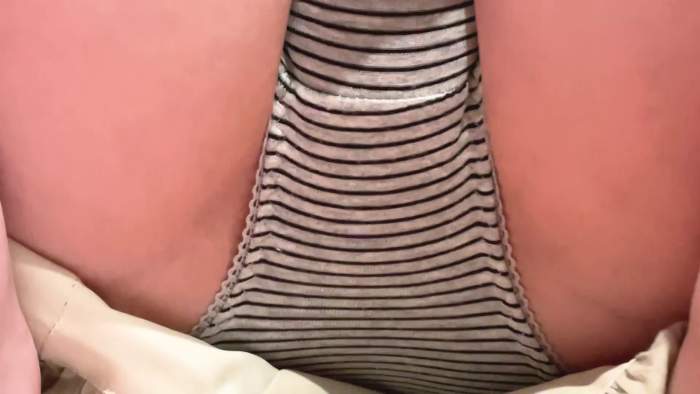 卑猥すぎるパンチラたっぷり盗撮♡おっぱい見えすぎ注意報発令中！可愛い顔して深夜のコン◯ニをノーブラで徘徊するハレンチ娘♡-010