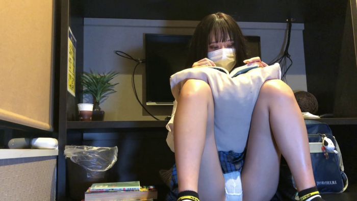 JK盗撮日記②　青チェックミニスカ制服JKの寝転び-004