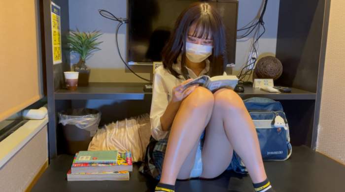 JK盗撮日記⑥ 　青チェックミニスカ制服JKの足伸ばし-001