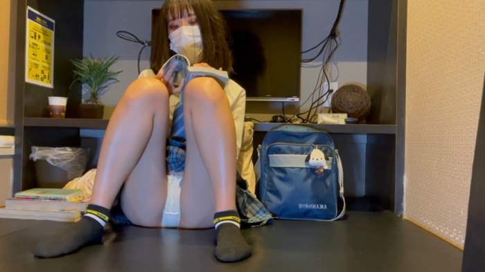 JK盗撮日記⑥ 　青チェックミニスカ制服JKの足伸ばし-004