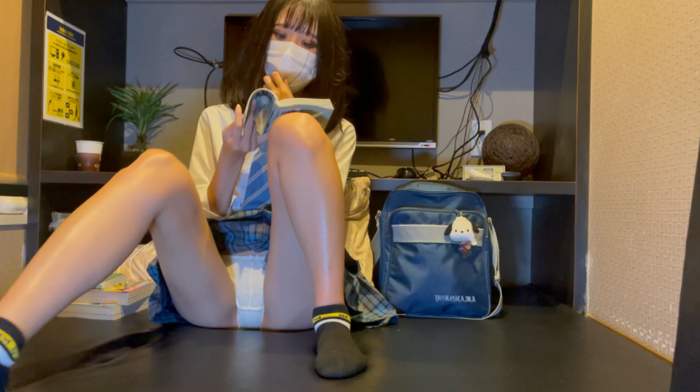 JK盗撮日記⑥ 　青チェックミニスカ制服JKの足伸ばし-005