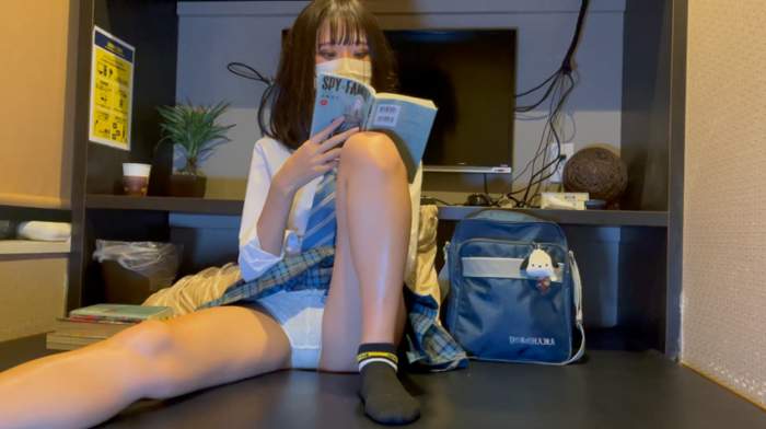 JK盗撮日記⑥ 　青チェックミニスカ制服JKの足伸ばし-007