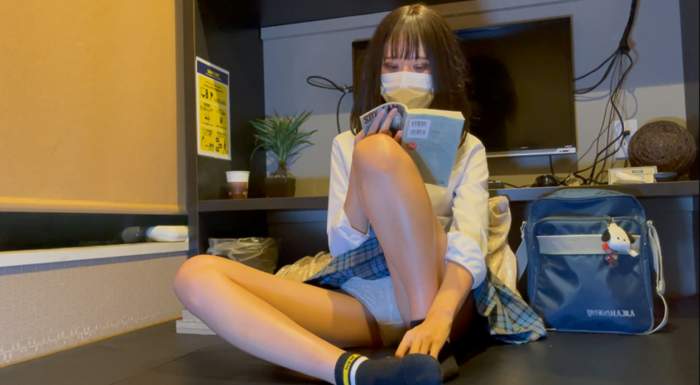 JK盗撮日記⑥ 　青チェックミニスカ制服JKの足伸ばし-008