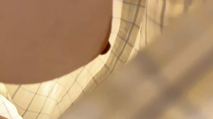 ノーブラで横乳まで丸見え♡無防備な大胆開脚で透けパンから剛毛降臨♡【素人/逆さ撮り】-004