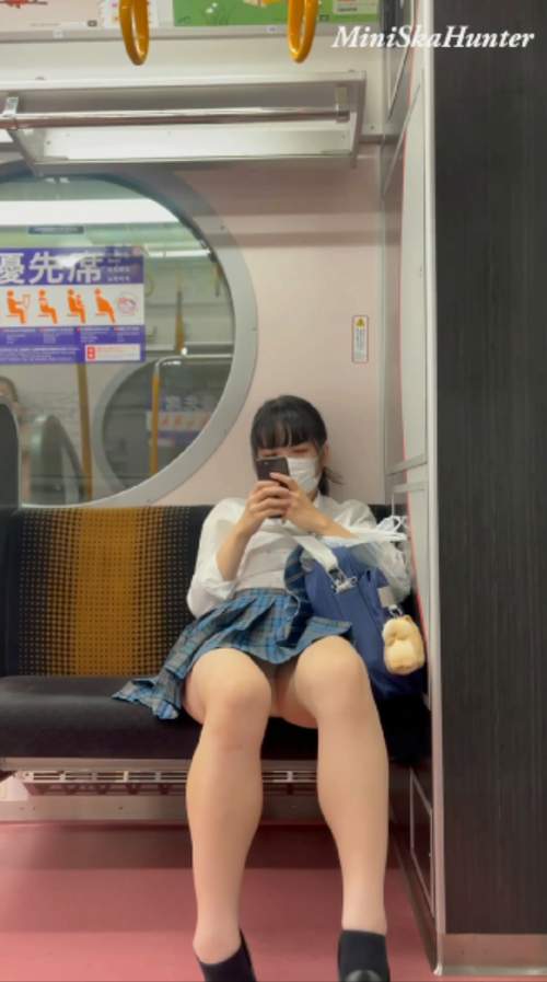 JK盗撮日記13　青チェックミニスカ制服JKが電車内で誘惑-002