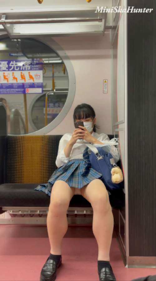 JK盗撮日記13　青チェックミニスカ制服JKが電車内で誘惑-003