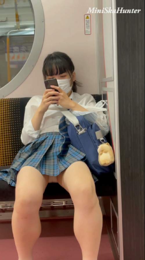 JK盗撮日記13　青チェックミニスカ制服JKが電車内で誘惑-004