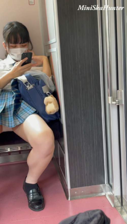 JK盗撮日記13　青チェックミニスカ制服JKが電車内で誘惑-008