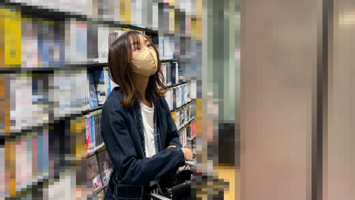 奇跡の乳首/ノーブラ・純白透けパンティの絶景♡スタイル抜群の女子大生！肉感バッチリの尻【素人/逆さ撮り】-001