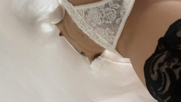 奇跡の乳首/ノーブラ・純白透けパンティの絶景♡スタイル抜群の女子大生！肉感バッチリの尻【素人/逆さ撮り】-007