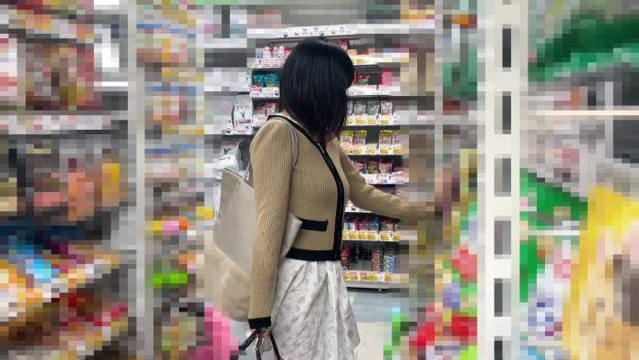 爆乳絶景アングル♡ワンピースの中は純白Tバックと巨乳輪のハーモニー♡【素人/逆さ撮り/ローアングル】-001