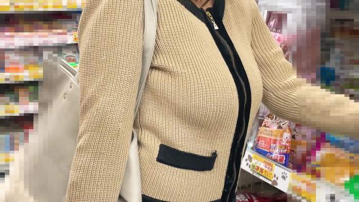 爆乳絶景アングル♡ワンピースの中は純白Tバックと巨乳輪のハーモニー♡【素人/逆さ撮り/ローアングル】-003