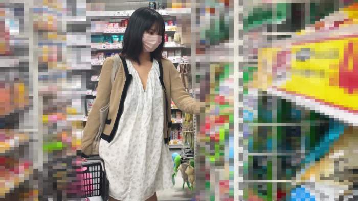 爆乳絶景アングル♡ワンピースの中は純白Tバックと巨乳輪のハーモニー♡【素人/逆さ撮り/ローアングル】-004