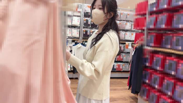 パンティずり落ちハプ/スタイル抜群爆乳美女のトップレスブラ♡絶景ローアングルマンコと巨乳が丸見え【素人/逆さ撮りパンチラ】-001