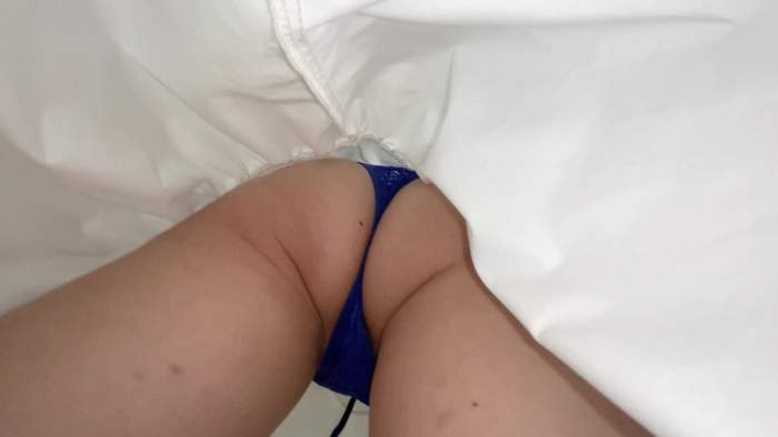 パンティずり落ちハプ/スタイル抜群爆乳美女のトップレスブラ♡絶景ローアングルマンコと巨乳が丸見え【素人/逆さ撮りパンチラ】-002