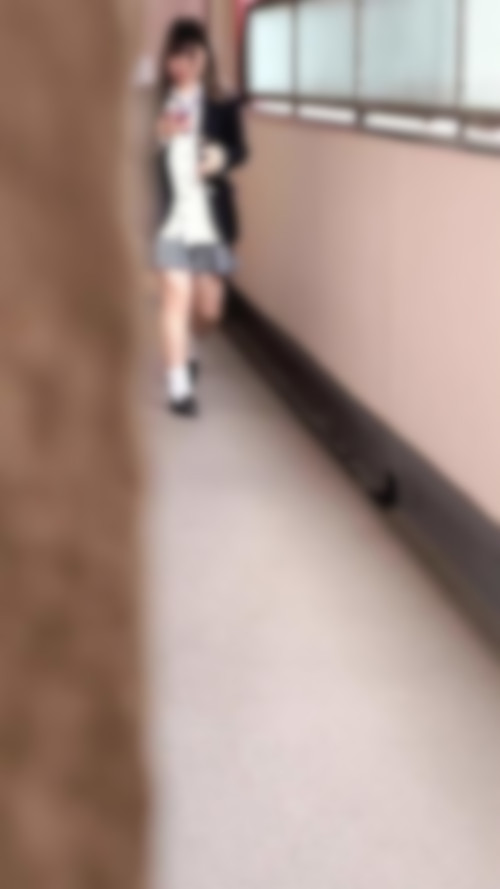 挨拶はないけどほんのり笑顔をしてくれる娘　私服着替えも一緒に収録　ねんいち36-001