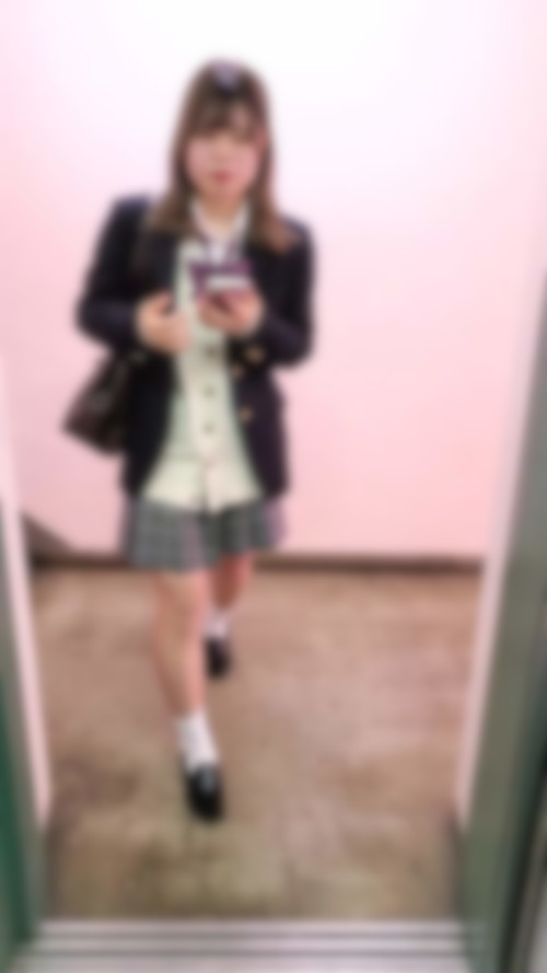 挨拶はないけどほんのり笑顔をしてくれる娘　私服着替えも一緒に収録　ねんいち36-002