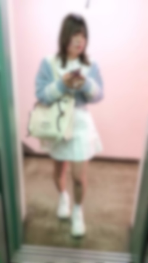 挨拶はないけどほんのり笑顔をしてくれる娘　私服着替えも一緒に収録　ねんいち36-005