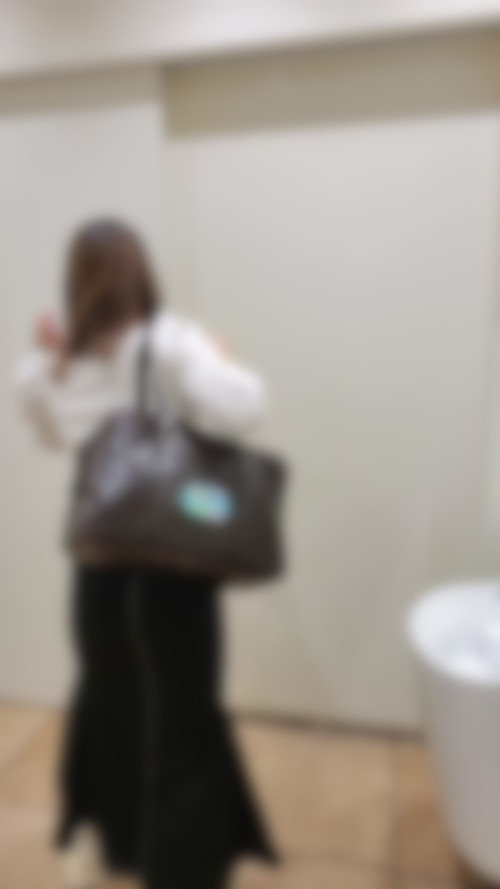 挨拶はないけどほんのり笑顔をしてくれる娘　私服着替えも一緒に収録　ねんいち36-010