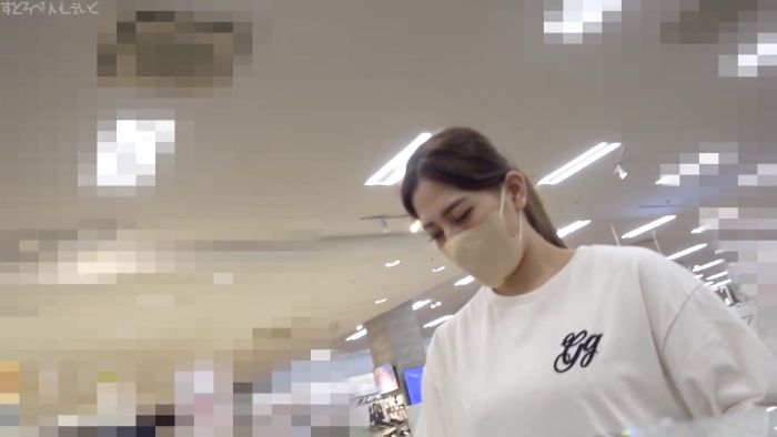 お尻も乳房もモロ出しTバックから陰部ハミ出し大開脚！お顔も乳首も丸見え美人店員の全身堪能！パンチラ盗撮-002