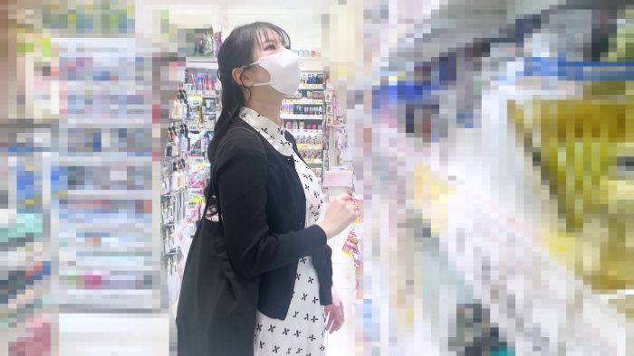 くぱぁして公然オナ!?爆乳映りこみの衝撃ハプニングのローアングル！【素人/ノーブラ/美巨乳】-001