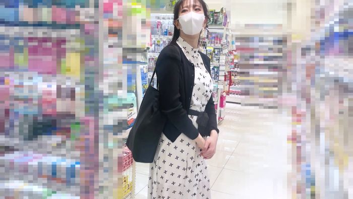 くぱぁして公然オナ!?爆乳映りこみの衝撃ハプニングのローアングル！【素人/ノーブラ/美巨乳】-002