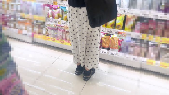 くぱぁして公然オナ!?爆乳映りこみの衝撃ハプニングのローアングル！【素人/ノーブラ/美巨乳】-003