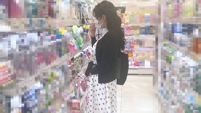 くぱぁして公然オナ!?爆乳映りこみの衝撃ハプニングのローアングル！【素人/ノーブラ/美巨乳】-006