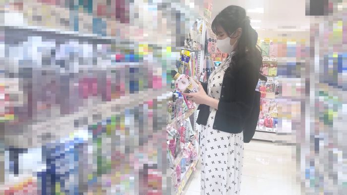 くぱぁして公然オナ!?爆乳映りこみの衝撃ハプニングのローアングル！【素人/ノーブラ/美巨乳】-010