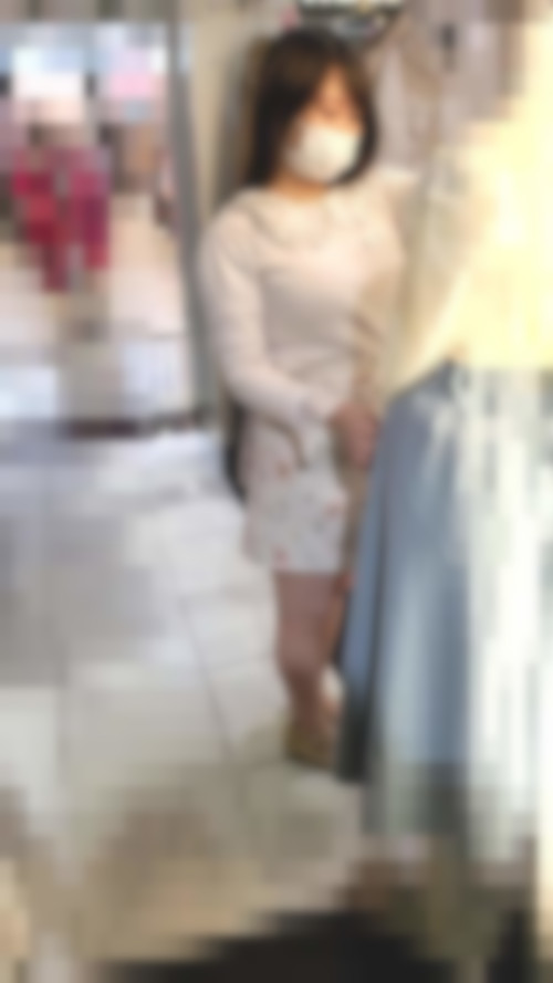 気になるショップ店員さんのお家を特定して毎朝出勤盗撮パンチラ！まさかのノーブラデーで巨乳を堪能しちゃいました！ねんいち39-001