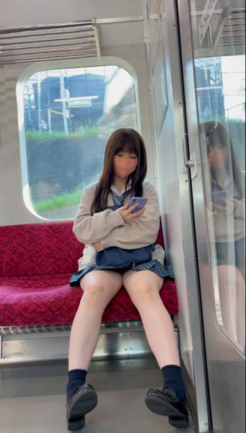 JK盗撮日記32 青チェック小悪魔挑発ロリロリJKを電車内で盗撮【※カメラ目線撮影バレ・4K高画質】-001