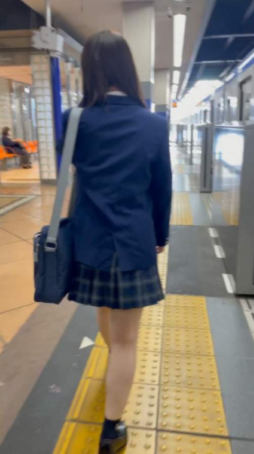 JK盗撮日記45　茨城県○○高校激カワロリJKを電車ボックス席で盗撮【※対面撮影バレ・接写有り】-001