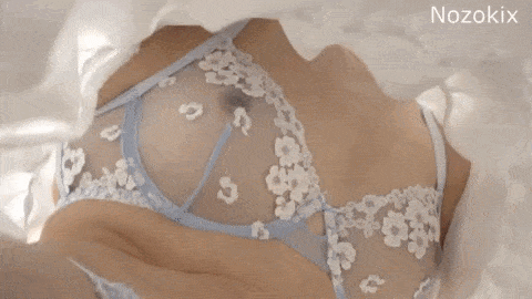 【☆すとろべりぃしぇいく☆の店員パンチラ盗撮105】清楚萌かわ店員大胆Tバックで大開脚モロ出し！スケ乳首も丸見えで全身堪能パンチラ撮り動画