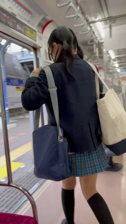 JK盗撮日記50 続・超激カワ青チェックツインテミニマムロリJKを電車ボックス席とトイレで盗撮【カメラ目線対面撮影バレ、おパンツ-007